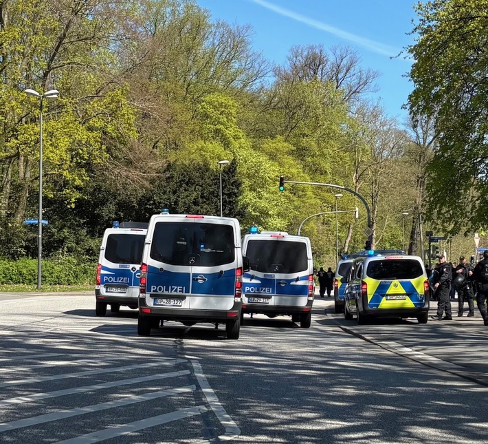 Chaos beim Fußballspiel: Pyrotechnik und Polizeieinsatz in Kiel!