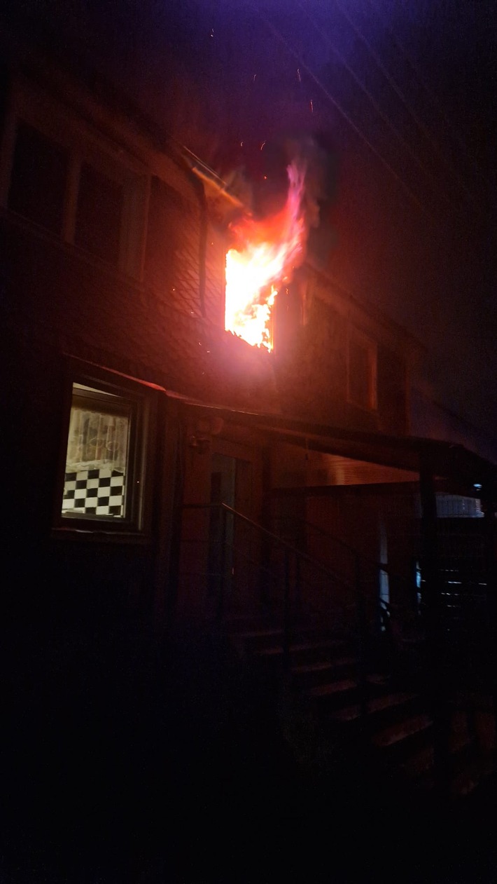 Dachstuhlbrand in Großhülsberg: Feuerwehr rettet Anwohner und Tiere!
