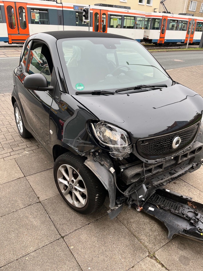 Drama in Bielefeld: Stadtbahn kracht in Pkw - Fahrerin verletzt!