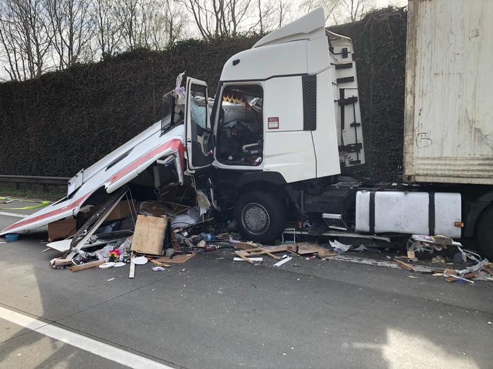 Die Feuerwehr Bremerhaven rückte am 11.04.2025 zu vier Einsätzen aus, darunter Brände und ein Verkehrsunfall auf der BAB 27.