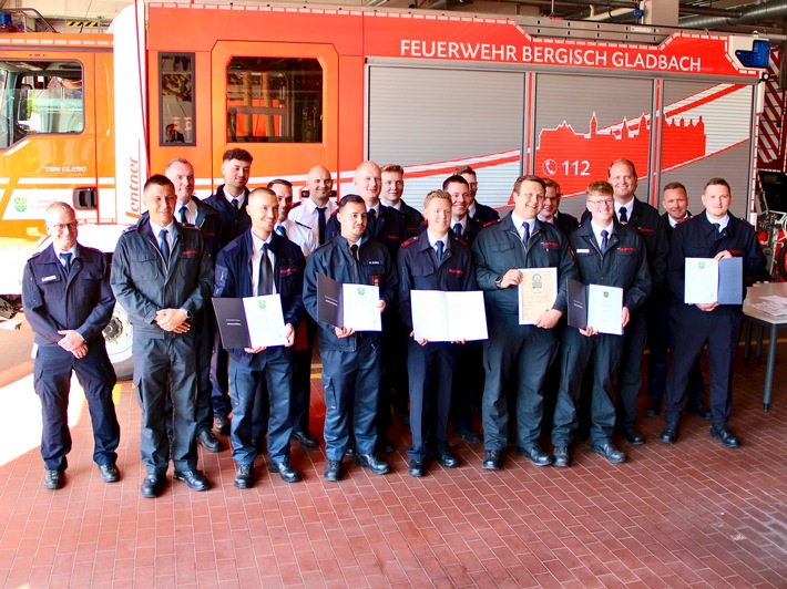 Am 28. April 2025 ehrte die Feuerwehr Bergisch Gladbach 18 Absolventen der Grundausbildung und ernannte neue Brandmeister.