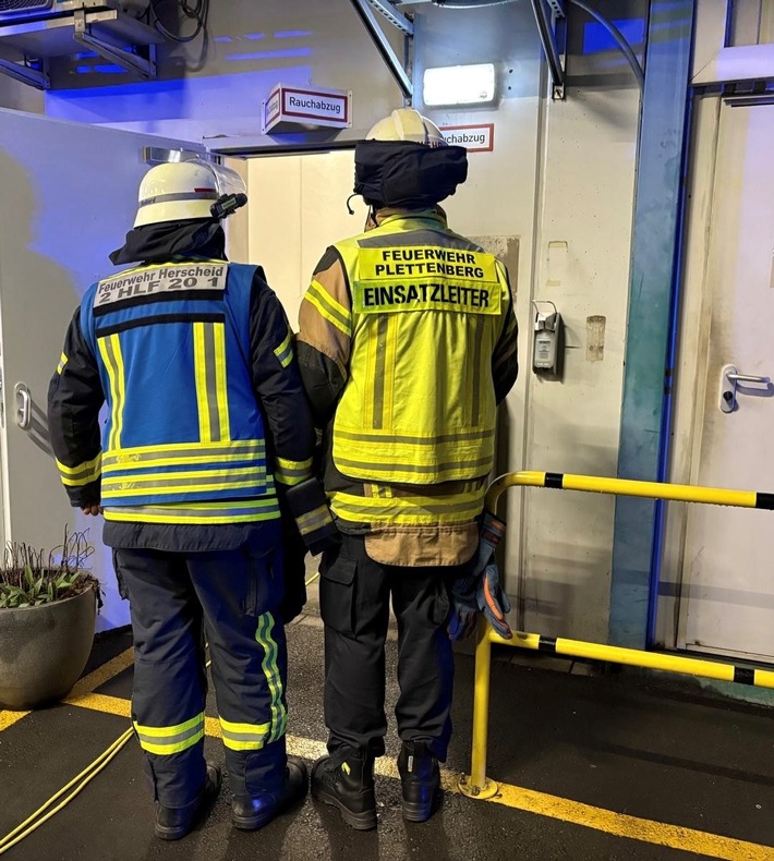 Feuerwehr Plettenberg im Dauereinsatz: Kaminbrand und Wasserschaden!