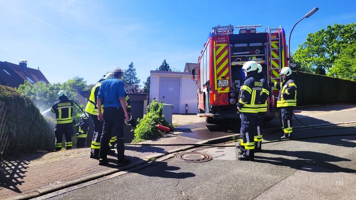 Feuerwehr Sprockhövel im Einsatz: Heckenbrand sorgt für Rauchwolken!
