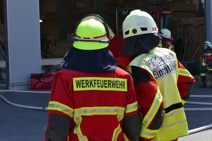 Feuerwehr Stockach kämpft gegen Großbrand in Holzverarbeitungsbetrieb!