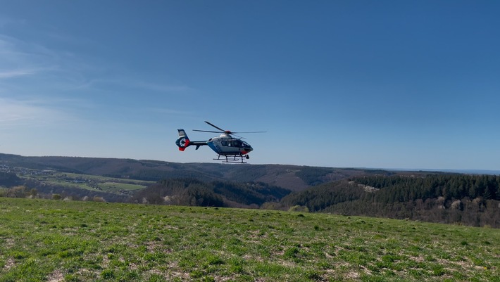Am 12.04.2025 alarmierte ein vermeintlicher Flugzeugabsturz bei Thalfang die Polizei, die mit Hubschraubern nach dem Flugzeug suchte.