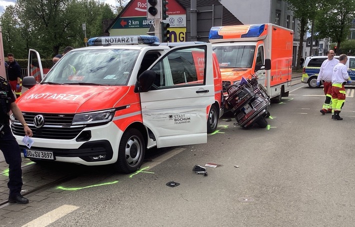 Bei einem Verkehrsunfall in Bochum kollidierte ein Motorrad mit einem Rettungsdienst. Der Fahrer wurde leicht verletzt, die Polizei ermittelt.