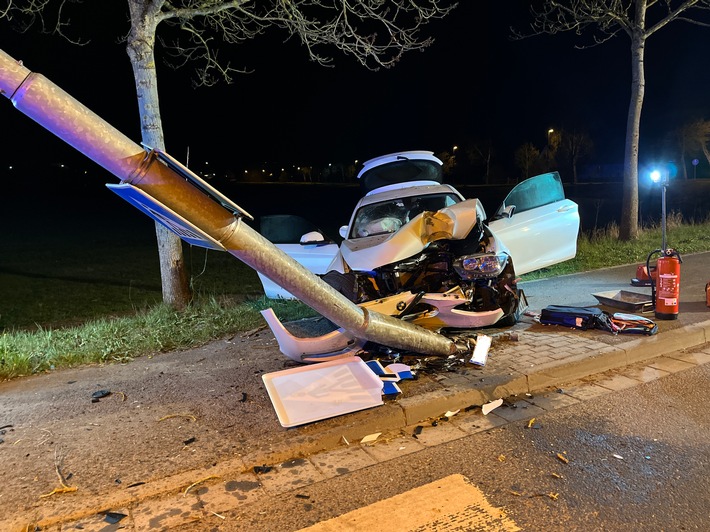 Schockunfall in Veilsdorf: Vollbesetzter Pkw kracht in Fußgängerüberweg!