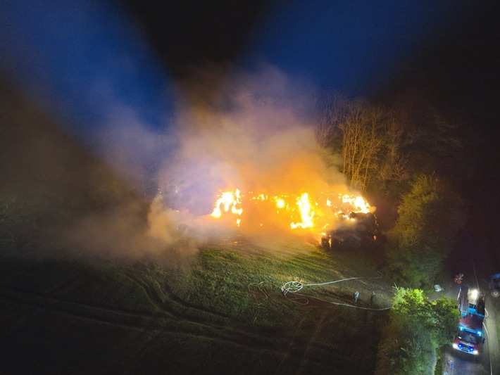 Strohballen inferno in Lippborg: Polizei sucht Zeugen!