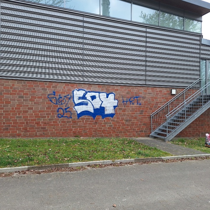 Unbekannte Täter beschmierten in Salzbergen ein Wartehäuschen und eine Garage mit blauer Farbe. Polizei sucht Zeugen.