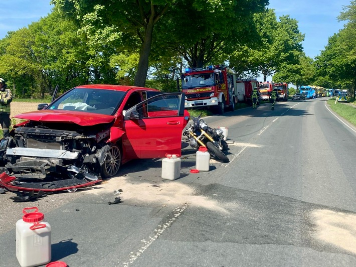 Am 30. April 2025 kam es in Hünxe zu einem Verkehrsunfall mit zwei Pkw und einem Motorrad, bei dem vier Personen verletzt wurden.
