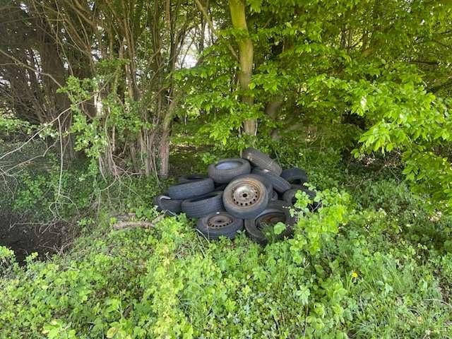 Altreifen illegal entsorgt: Polizei in Bückeburg sucht Zeugen!
