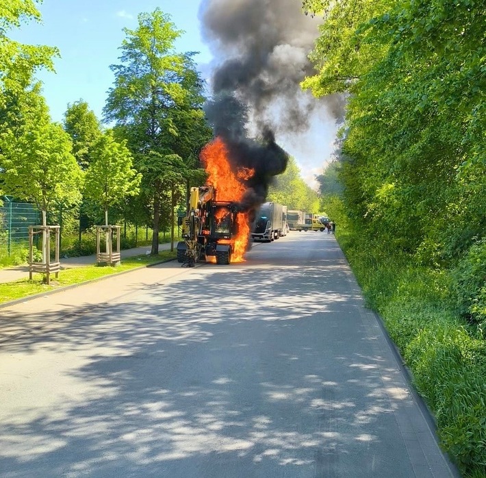 Bagger in Essen-Bergeborbeck vollständig ausgebrannt – Einsatz der Feuerwehr