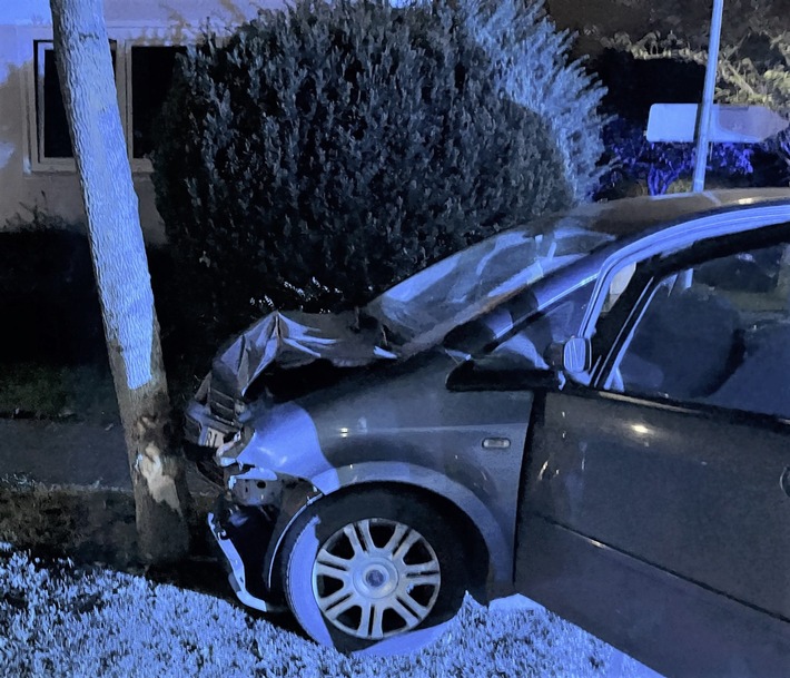 Betrunkener Fahrer prallt mit Fiat gegen Baum – Zeugen alarmieren Polizei!