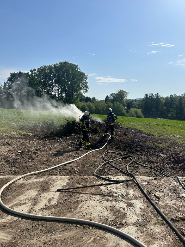Die Feuerwehr Sprockhövel wurde alarmiert, um einen Brand von Grünschnitt in Hobeuken zu löschen. Einsatz am Freitag gegen 10 Uhr.