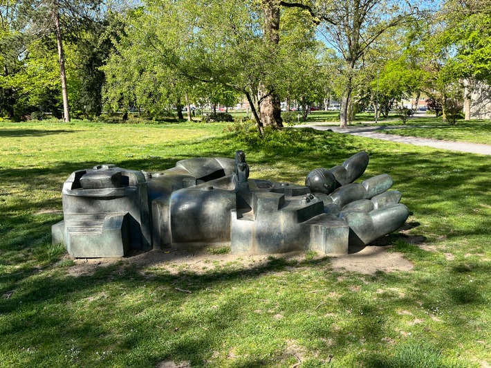 Im Duisburger Dellviertel wurde die Bronzeskulptur "Ägypten" vom Lehmbruck Museum gestohlen. Die Kripo sucht Zeugen.