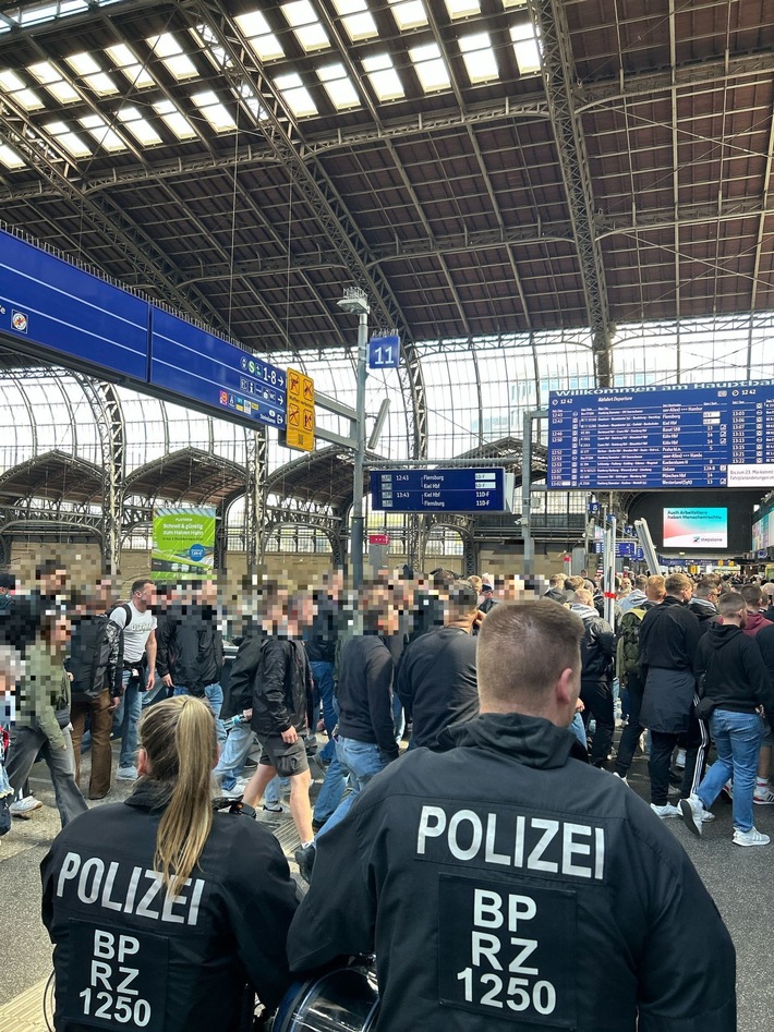 Bundespolizei Hamburg sichert erfolgreich Fanverkehr beim Bundesliga-Spiel FC St. Pauli gegen VfB Stuttgart mit positivem Einsatzbericht.