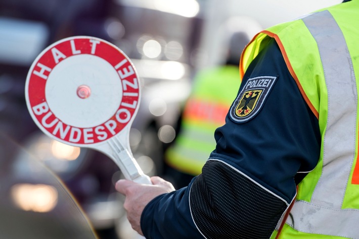 Bundespolizei schnappt gesuchten Rumänen an der A8 vor der Grenze!