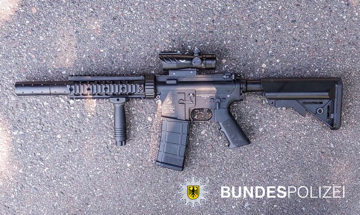 Bundespolizei kontrolliert 22-Jährigen am Grenzübergang Neuenburg und sichert täuschend echte Softairwaffe wegen Waffengesetzverstoß.