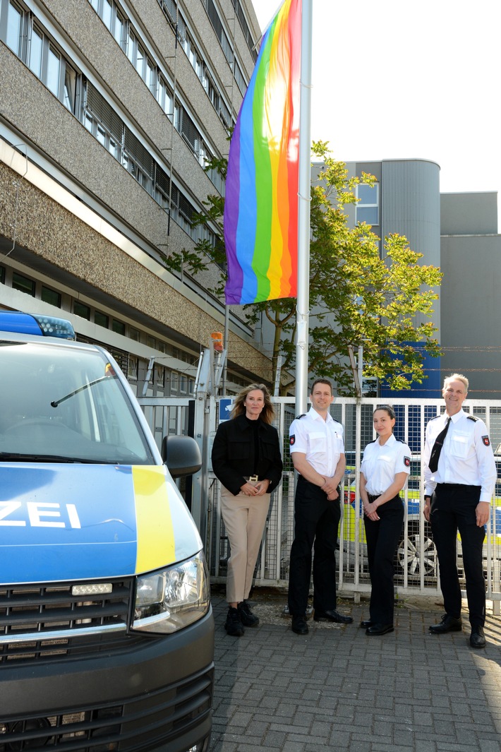Celle setzt ein Zeichen: Polizei hisst Regenbogenflagge für Toleranz!