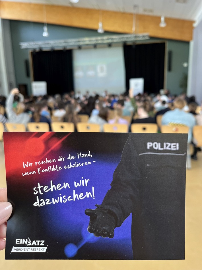 Cops im Dialog: Polizei erklärt Regeln und Werte an Schule!