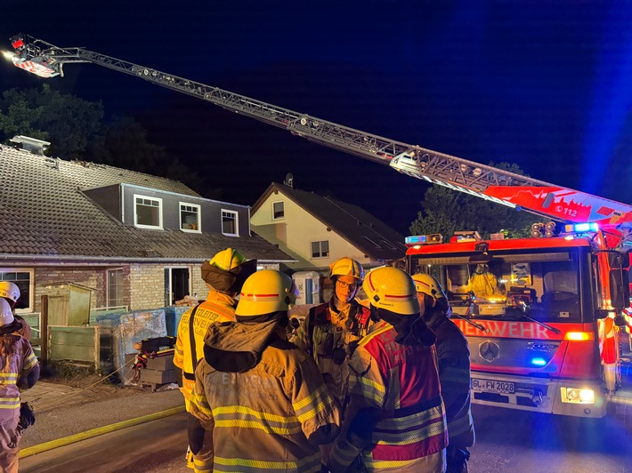 Dachstuhlbrand in Kippekausen: Feuerwehr mit Großaufgebot im Einsatz!