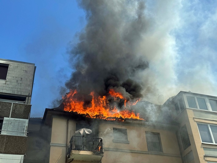 Dachstuhlbrand in Wetter: Dramatische Rettung von zwei Personen!