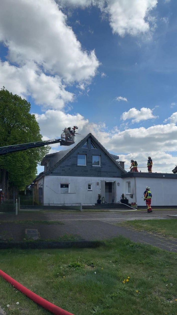 Dachstuhlbrand in Wittorf: Feuerwehr Neumünster verhindert Schlimmeres!
