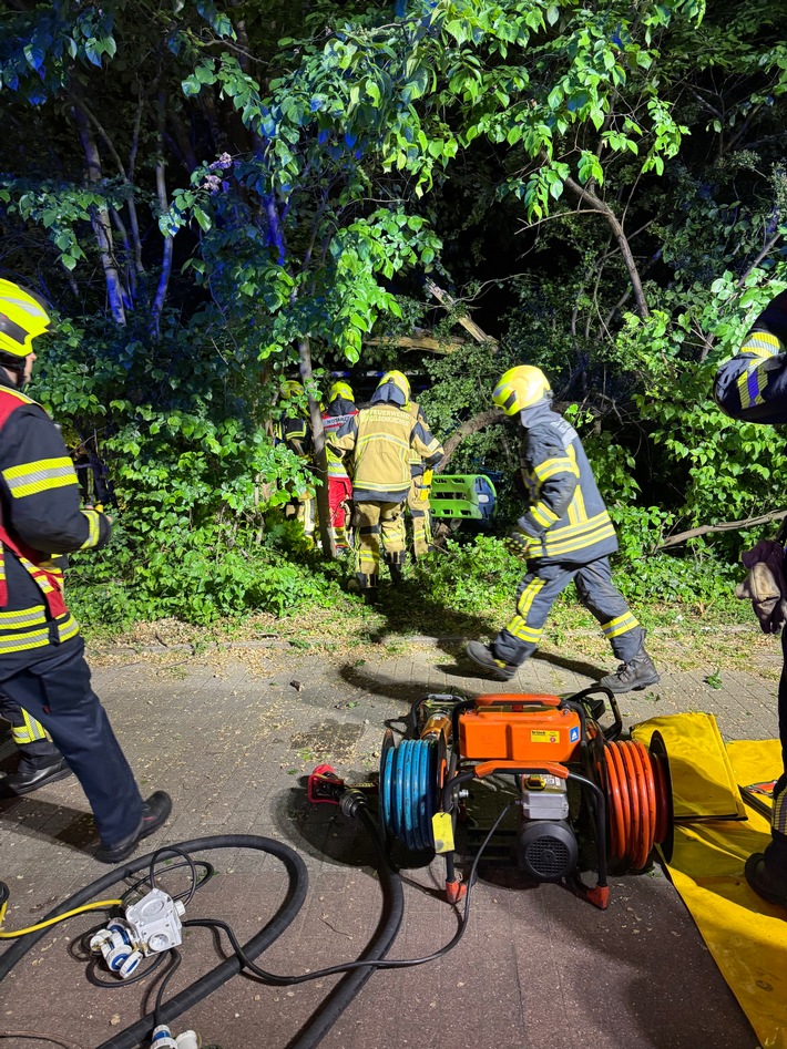 Drama auf der Willy Brand Allee: Feuerwehr rettet Fahrer aus Unfallwagen!