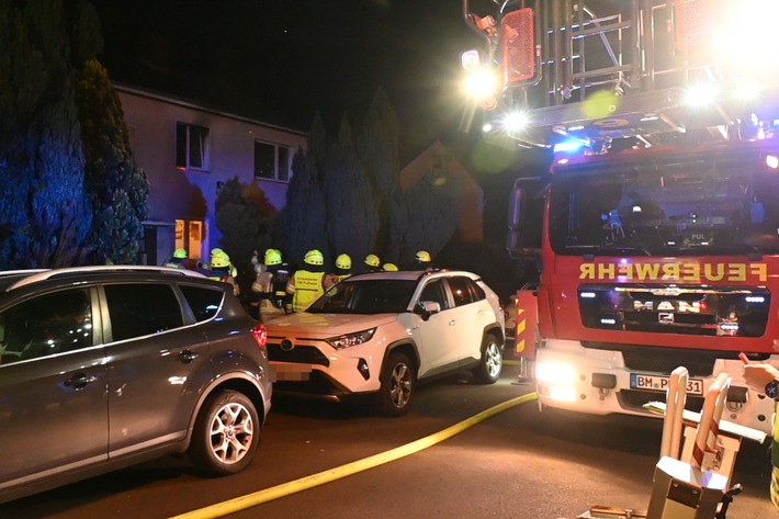 Feuerwehr Pulheim rettete 13 Personen aus Obdachlosenunterkunft in Brauweiler nach Brand. Effiziente Einsatzmaßnahmen sichergestellt.