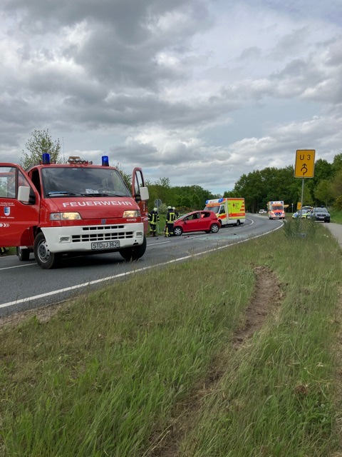 Transporter in Bützfleth brannte aus, Einbrecher in Stade aktiv, Renault in Buxtehude gestohlen und nach Unfall gefunden; vier Verletzte bei K30-Unfall.
