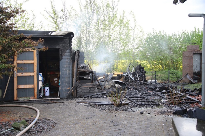 Am 3. Mai 2025 drohte ein Feuer in einem Gartenhaus in Weede auf ein Wohngebäude überzugreifen. Die Feuerwehr war erfolgreich im Einsatz.