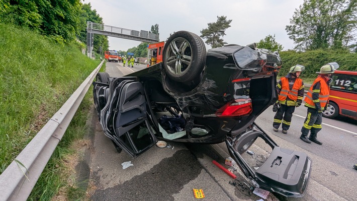 Drei Verletzte nach Verkehrsunfall auf der BAB565 bei Bonn-Lengsdorf; Feuerwehr und Rettungsdienst im Einsatz.