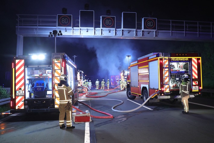 Feuerwehr Dresden bewältigt zwei parallele Brandeinsätze: Lkw-Brand auf der BAB 17 und Wohnungsbrand in einem Mehrfamilienhaus.
