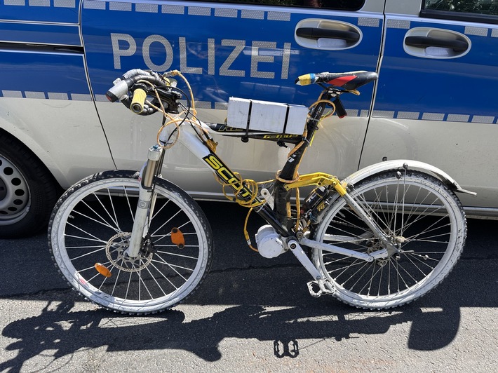 Eigenbau-Fahrrad im Visier: Mann ohne Führerschein auf der Flucht!