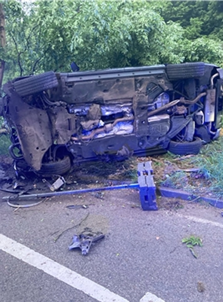 Ein 44-Jähriger verunfallte am 3. Mai 2025 in Erkrath-Hochdahl ohne Fremdeinwirkung. Hoher Sachschaden, leichte Verletzungen.