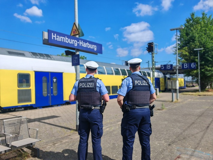 Ein 27-Jähriger wurde in Hamburg-Harburg festgenommen, nachdem er ohne Fahrschein in 51 Zügen fuhr. Er wird nun in U-Haft gehalten.