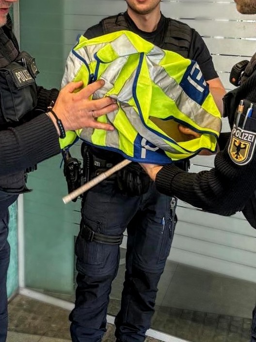Federfreunde in Not: Polizei rettet Wellensittich aus Sparkasse in Kiel!