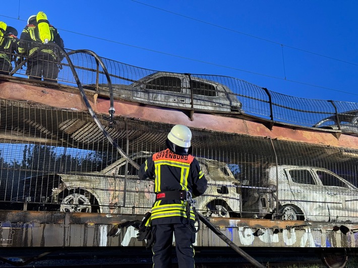 Feuer-Drama in Offenburg: Neuwagen brennen auf Autozug nieder!