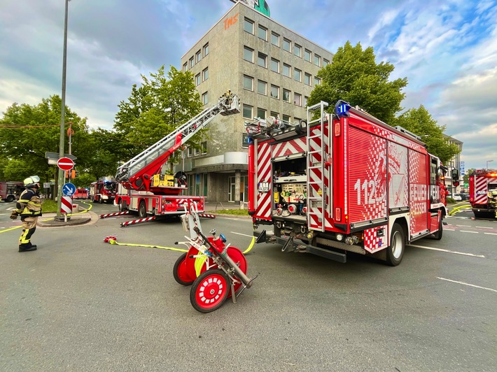 Feuerwehr Essen rückte am Samstagabend zu einem Brand in der Hindenburgstraße aus. Verkehrsbehinderungen für zwei Stunden.