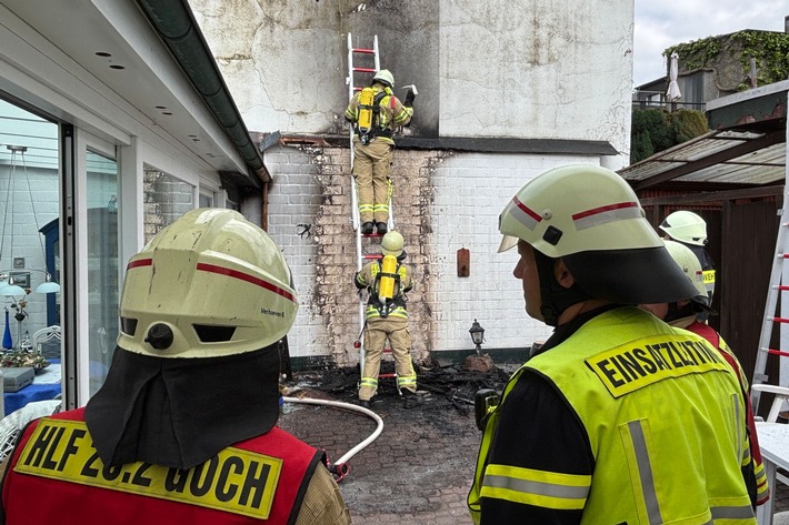 Feuer im Innenhof: Feuerwehr Goch rettet Nachbarn vor Flammen!