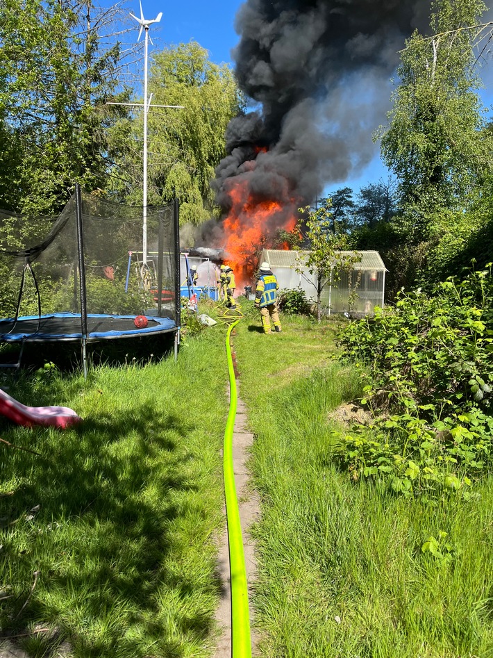 Feuer in Bremerhaven: Gartenbude brennt, Umwelt belastet!