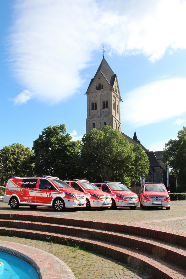 Die Feuerwehr Bergisch Gladbach hat vier neue Notarzteinsatzfahrzeuge in Dienst gestellt, um die Notfallversorgung zu verbessern.