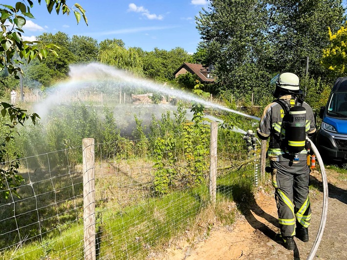 Feuerwehr Bocholt: Vegetationsbrand am Radweg rasch unter Kontrolle!