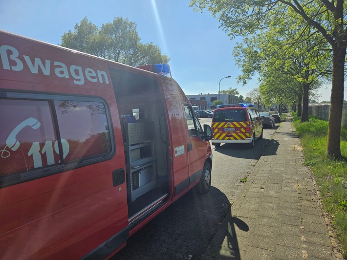 Die Feuerwehr Bocholt führte mit Spezialfahrzeugen Schadstoffmessungen nach einem Brand in Gronau durch, um die Bevölkerung zu schützen.