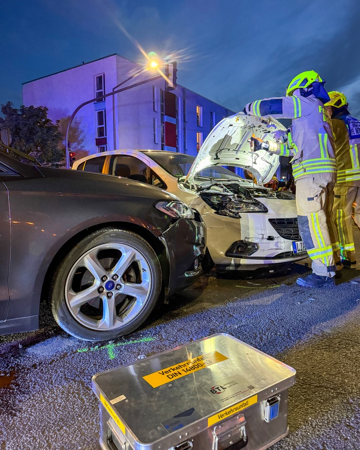 Feuerwehr Detmold: Drama am Abend mit Crash und Flammen!