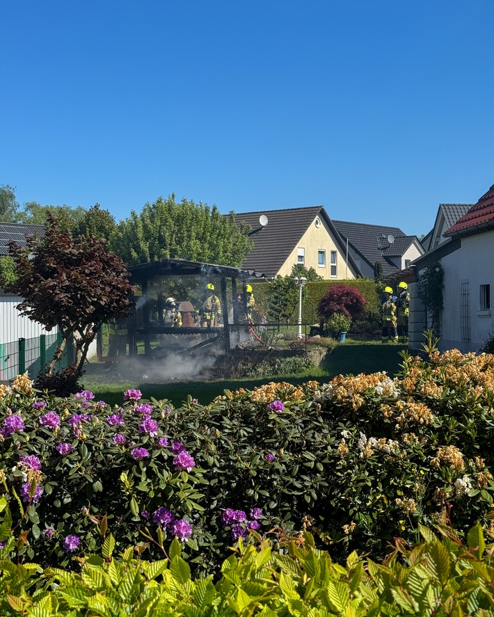 Feuerwehr Detmold im Einsatz: Gartenhütte brennt lichterloh!