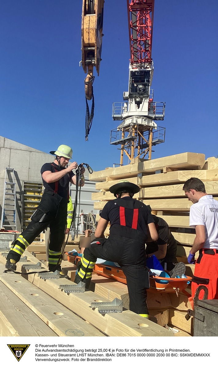 Feuerwehr München: Kran rettet Bauarbeiter nach dramatischem Sturz!