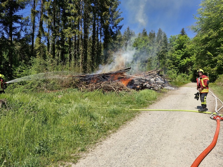 Feuerwehr Reichenau löscht Großbrand im Wald: Schnelle Hilfe gefragt!
