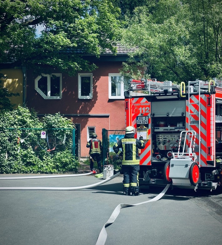 Feuerwehr Remscheid löscht Brand in Kindertagesstätte: Kinder in Sicherheit!