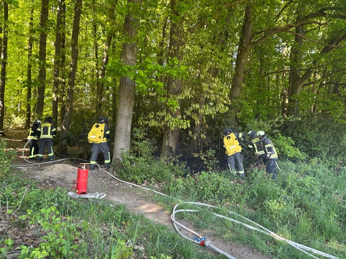 Feuerwehr Wetter im Einsatz: Waldbrand mit 40 qm gefährdet Umgebung!